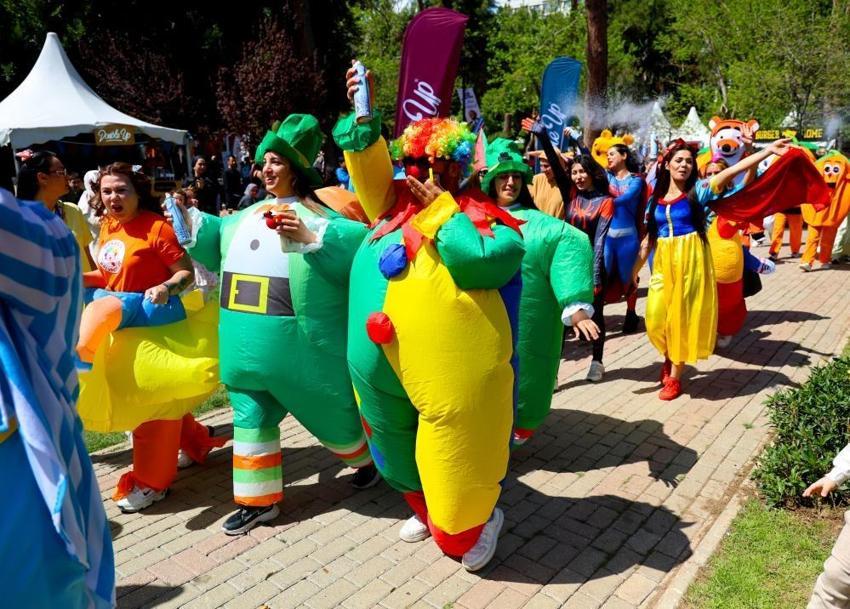 Dünya çocukları Adana'da buluştu: Portakal Çiçeği Karnavalı ziyaretçilerini bekliyor