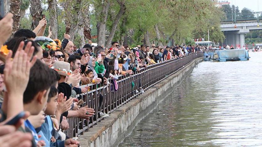 Portakal Çiçeği Karnavalı'nın su kortejinde sürpriz evlilik teklifi! İşte renkli görüntüler
