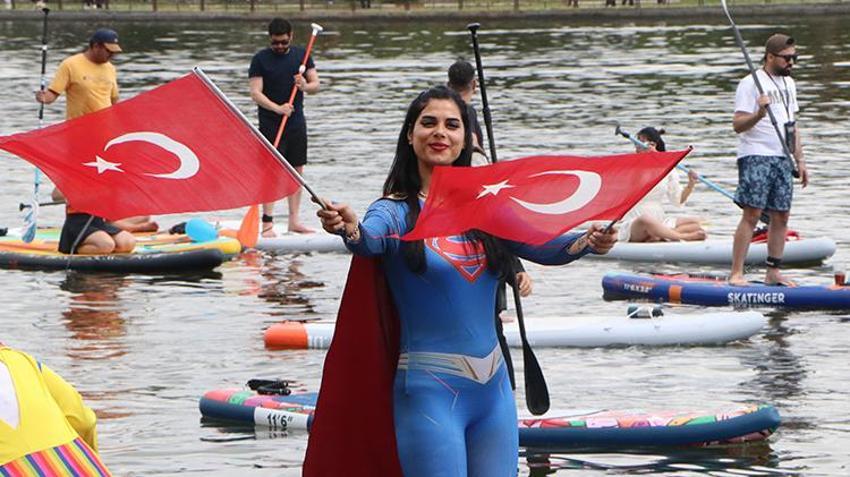 Portakal Çiçeği Karnavalı'nın su kortejinde sürpriz evlilik teklifi! İşte renkli görüntüler
