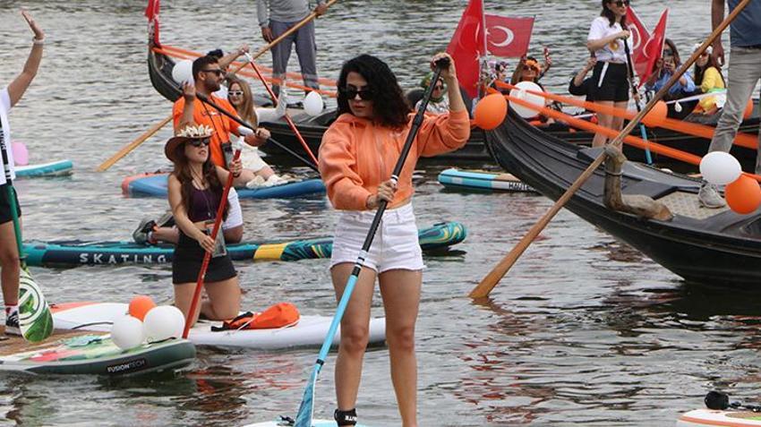 Portakal Çiçeği Karnavalı'nın su kortejinde sürpriz evlilik teklifi! İşte renkli görüntüler
