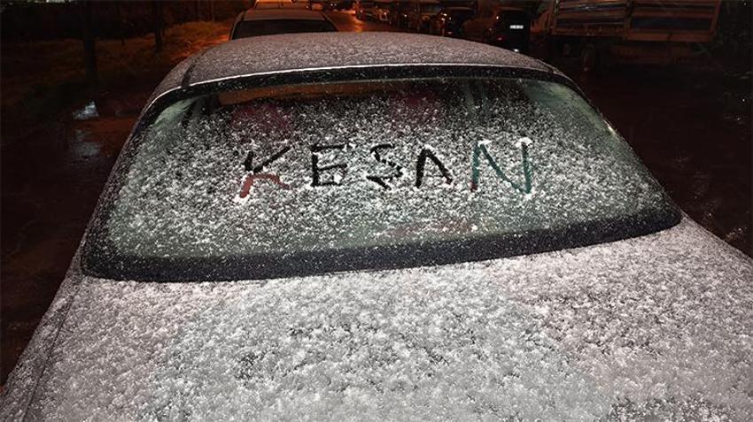 Ve beklenen kar yağışı başladı! İstanbul'un yanı başında lapa lapa kar yağdı, her yer beyaza büründü