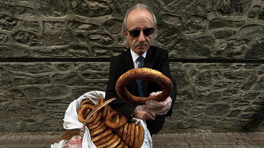 Türkiye'nin en karizmatik seyyar satıcısı! Takım elbise giymeden satışa çıkmıyor