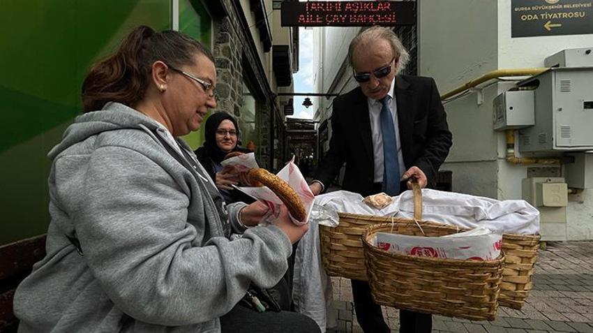 Türkiye'nin en karizmatik seyyar satıcısı! Takım elbise giymeden satışa çıkmıyor