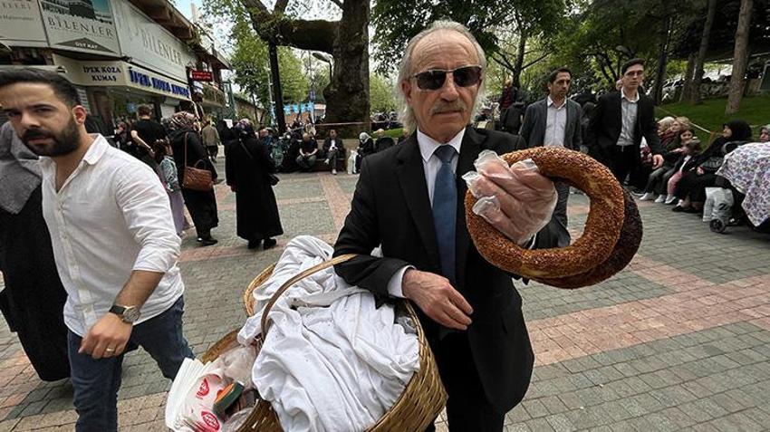 Türkiye'nin en karizmatik seyyar satıcısı! Takım elbise giymeden satışa çıkmıyor