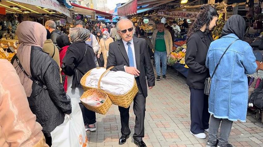 Türkiye'nin en karizmatik seyyar satıcısı! Takım elbise giymeden satışa çıkmıyor