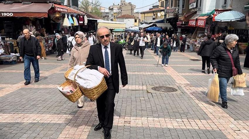 Türkiye'nin en karizmatik seyyar satıcısı! Takım elbise giymeden satışa çıkmıyor