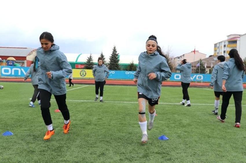 Ağrı'da "Kızlar futbol oynayamaz" algısını yıktılar şimdi 1. Lig peşindeler