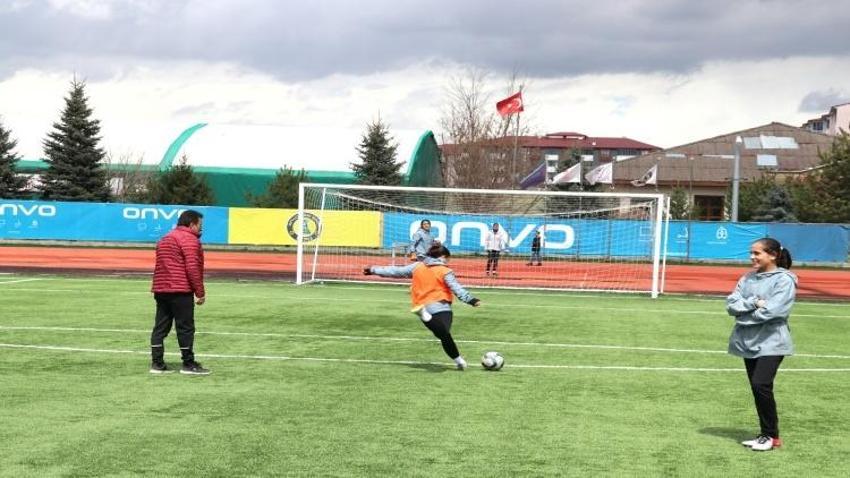 Ağrı'da "Kızlar futbol oynayamaz" algısını yıktılar şimdi 1. Lig peşindeler