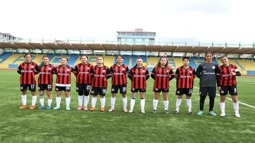 Ağrı'da "Kızlar futbol oynayamaz" algısını yıktılar şimdi 1. Lig peşindeler