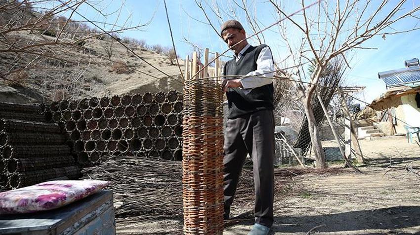 Arıcılık yapan Bitlisli vatandaş, karakovan balı için ürettiği sepetleri hem kullanıyor hem satıyor