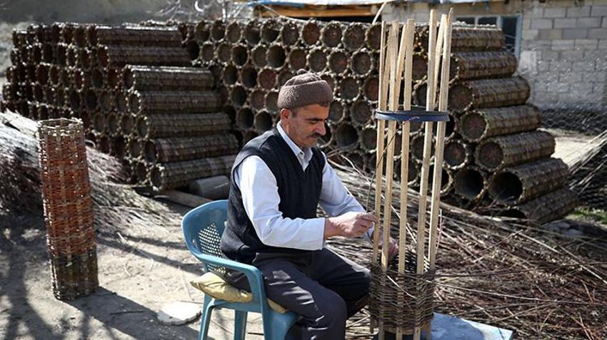 Arıcılık yapan Bitlisli vatandaş, karakovan balı için ürettiği sepetleri hem kullanıyor hem satıyor