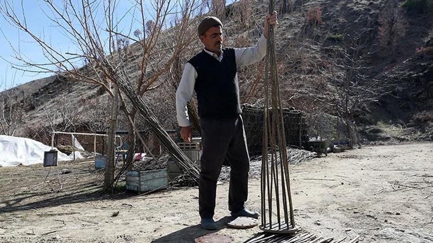 Arıcılık yapan Bitlisli vatandaş, karakovan balı için ürettiği sepetleri hem kullanıyor hem satıyor