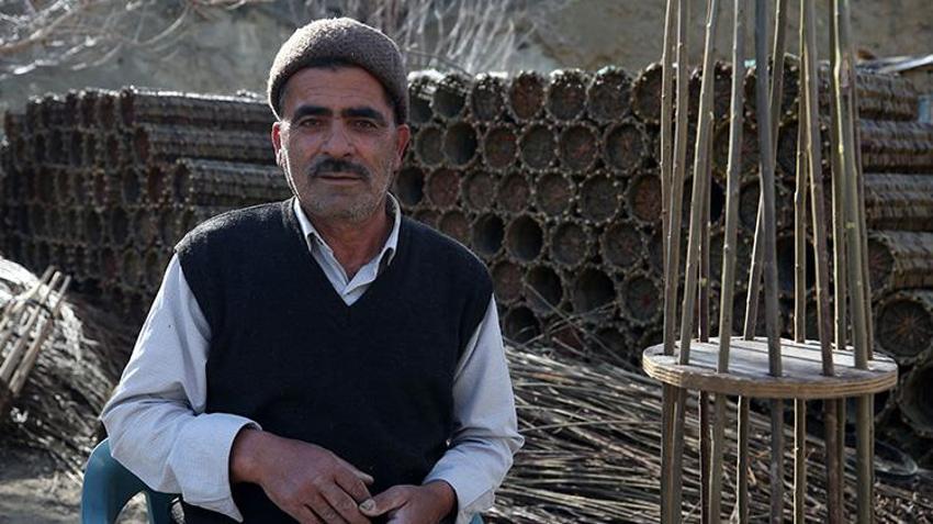 Arıcılık yapan Bitlisli vatandaş, karakovan balı için ürettiği sepetleri hem kullanıyor hem satıyor