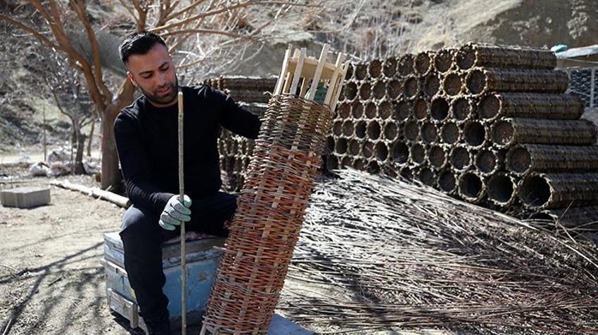 Arıcılık yapan Bitlisli vatandaş, karakovan balı için ürettiği sepetleri hem kullanıyor hem satıyor