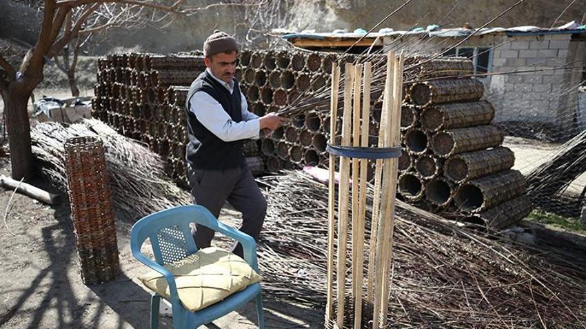 Arıcılık yapan Bitlisli vatandaş, karakovan balı için ürettiği sepetleri hem kullanıyor hem satıyor