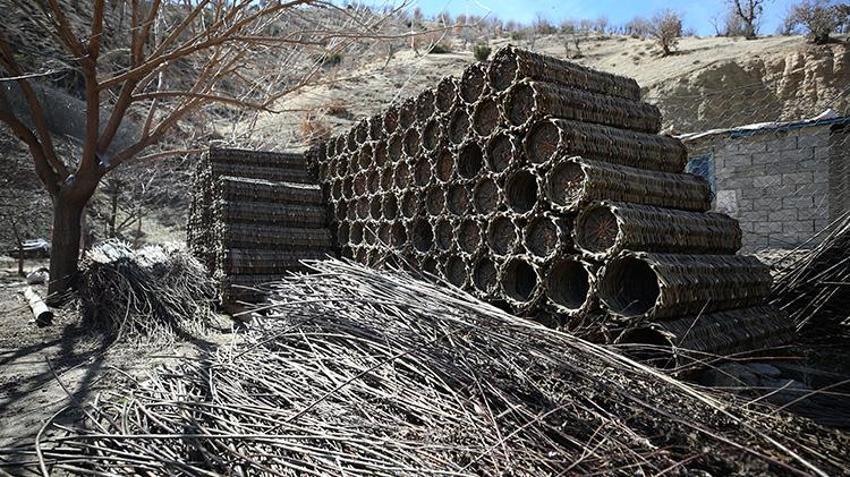 Arıcılık yapan Bitlisli vatandaş, karakovan balı için ürettiği sepetleri hem kullanıyor hem satıyor