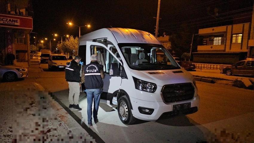Saniyeler içersinde dehşet! Servis minibüsünde arkadaşını boynundan bıçakladı