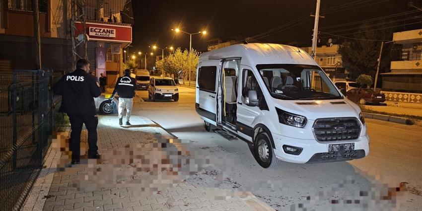 Saniyeler içersinde dehşet! Servis minibüsünde arkadaşını boynundan bıçakladı