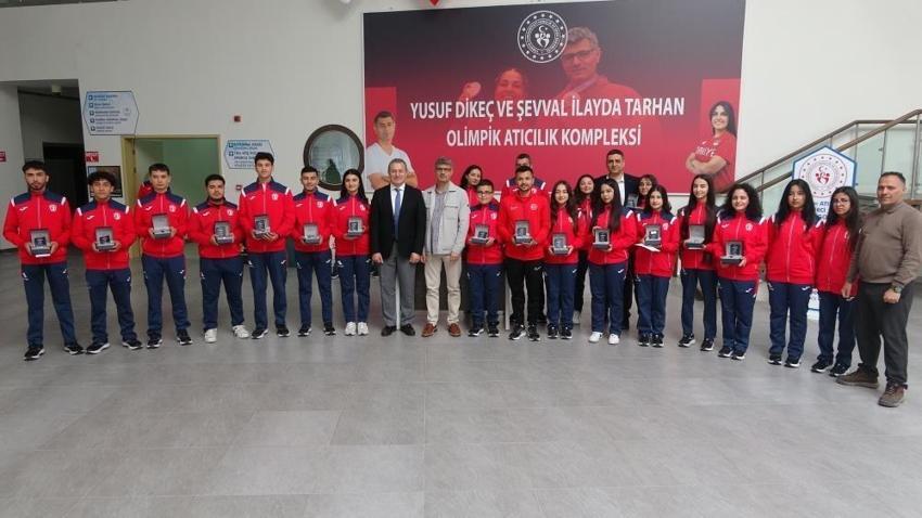 Milli atıcı Yusuf Dikeç, genç sporculara hediyeler dağıttı