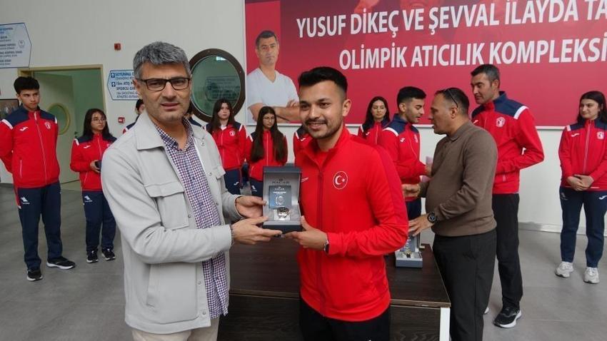 Milli atıcı Yusuf Dikeç, genç sporculara hediyeler dağıttı
