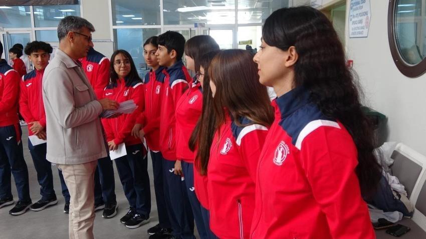 Milli atıcı Yusuf Dikeç, genç sporculara hediyeler dağıttı