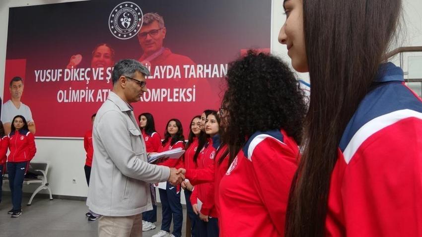 Milli atıcı Yusuf Dikeç, genç sporculara hediyeler dağıttı