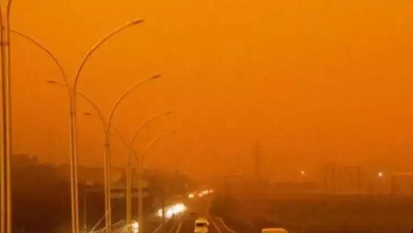 Muş'ta toz taşınımının yağmurla çamura dönüşmesiyle vatandaşlar soluğu oto yıkamacılarda aldı