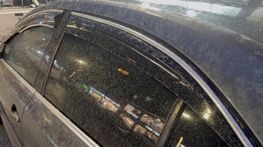 Muş'ta toz taşınımının yağmurla çamura dönüşmesiyle vatandaşlar soluğu oto yıkamacılarda aldı