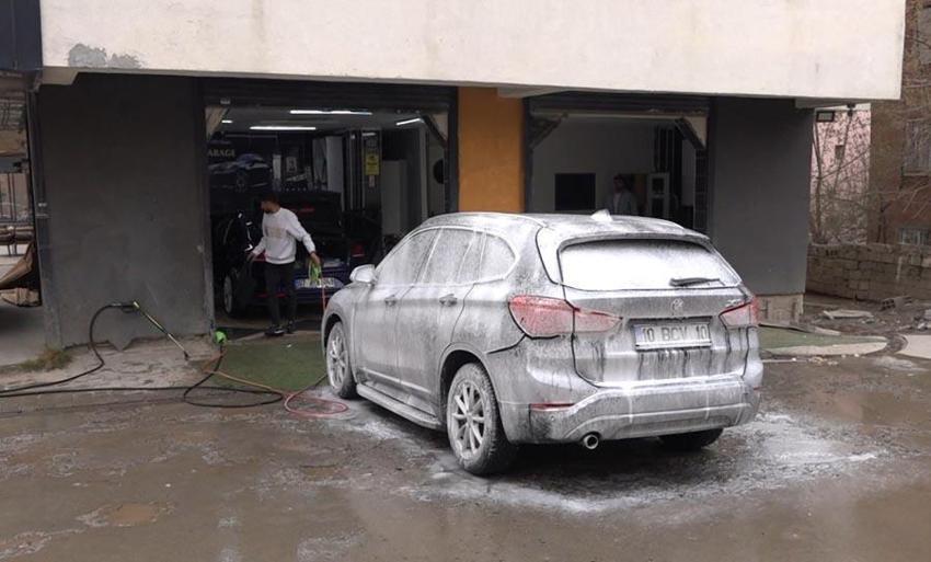 Muş'ta toz taşınımının yağmurla çamura dönüşmesiyle vatandaşlar soluğu oto yıkamacılarda aldı