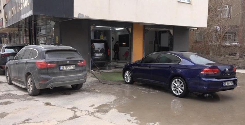 Muş'ta toz taşınımının yağmurla çamura dönüşmesiyle vatandaşlar soluğu oto yıkamacılarda aldı