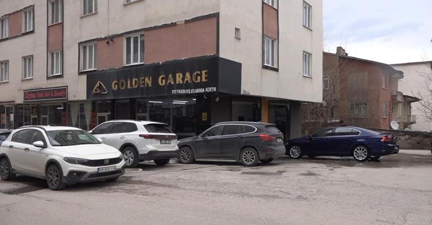 Muş'ta toz taşınımının yağmurla çamura dönüşmesiyle vatandaşlar soluğu oto yıkamacılarda aldı