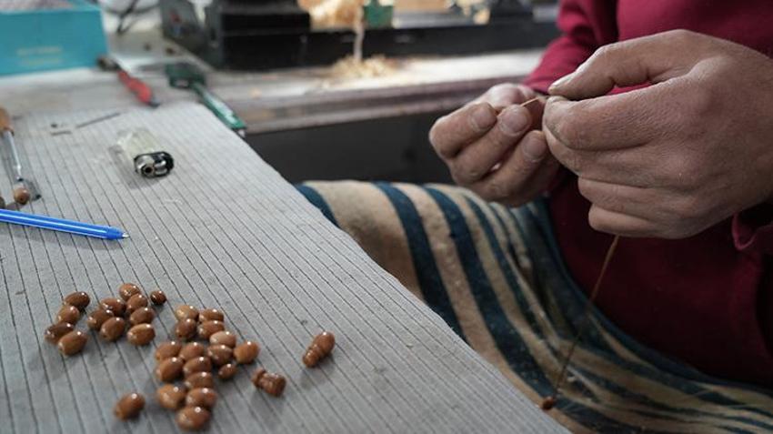 Hobi olarak başladı siparişlere yetişemiyor! Brezilya'dan getirdiği meyveyi Erzincan'da tespih yapıyor