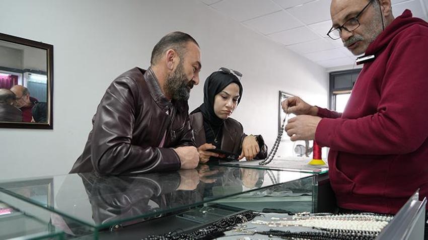 Hobi olarak başladı siparişlere yetişemiyor! Brezilya'dan getirdiği meyveyi Erzincan'da tespih yapıyor