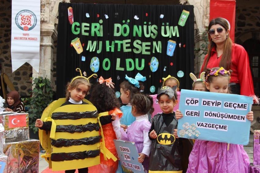 Atık poşetlerinden elbise, kartondan kostüm! Şırnak'ta öğrencilere atık malzemelerden kıyafet defilesi