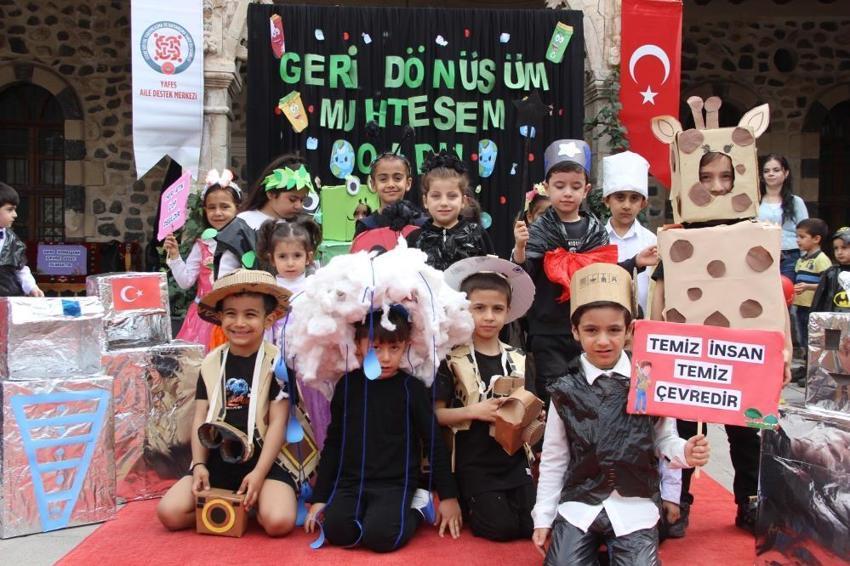 Atık poşetlerinden elbise, kartondan kostüm! Şırnak'ta öğrencilere atık malzemelerden kıyafet defilesi