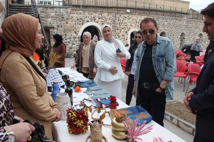 Atık poşetlerinden elbise, kartondan kostüm! Şırnak'ta öğrencilere atık malzemelerden kıyafet defilesi
