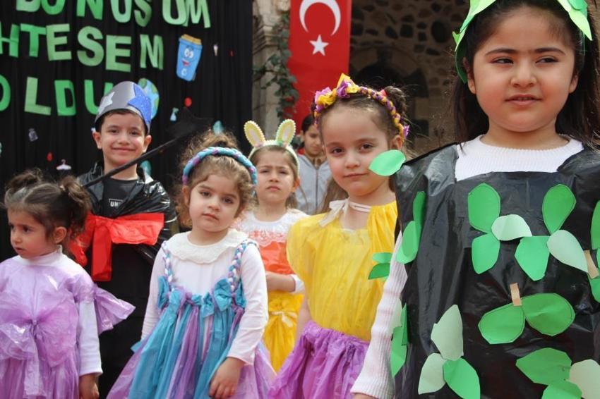 Atık poşetlerinden elbise, kartondan kostüm! Şırnak'ta öğrencilere atık malzemelerden kıyafet defilesi