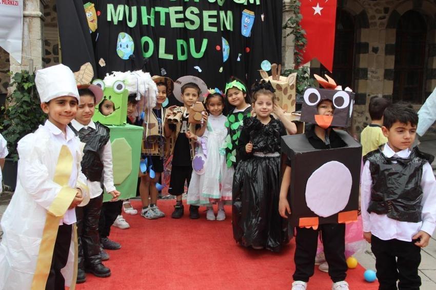 Atık poşetlerinden elbise, kartondan kostüm! Şırnak'ta öğrencilere atık malzemelerden kıyafet defilesi