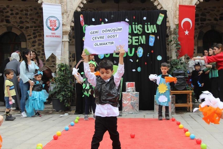 Atık poşetlerinden elbise, kartondan kostüm! Şırnak'ta öğrencilere atık malzemelerden kıyafet defilesi