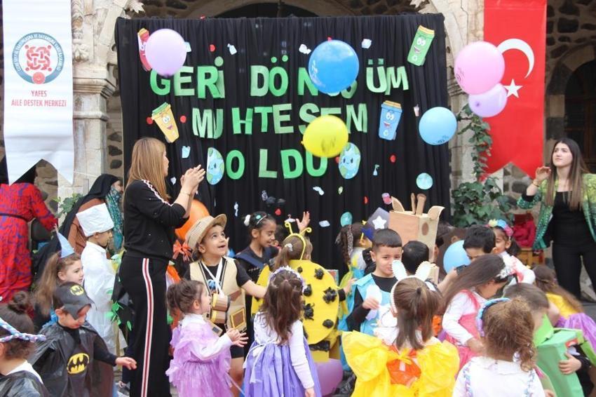 Atık poşetlerinden elbise, kartondan kostüm! Şırnak'ta öğrencilere atık malzemelerden kıyafet defilesi