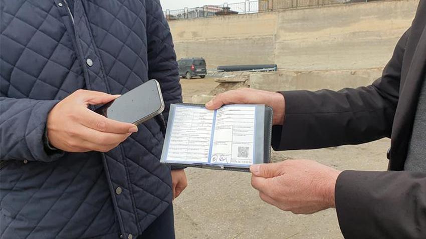 Van'da ilginç takas! Emektar midibüsünü iPhone 15 Pro ile takas etti