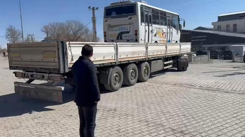 Van'da ilginç takas! Emektar midibüsünü iPhone 15 Pro ile takas etti