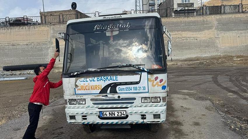 Van'da ilginç takas! Emektar midibüsünü iPhone 15 Pro ile takas etti