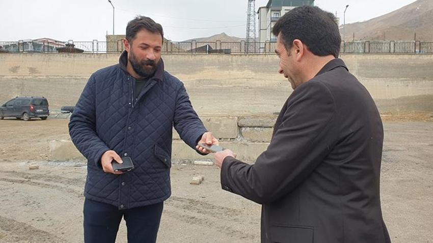 Van'da ilginç takas! Emektar midibüsünü iPhone 15 Pro ile takas etti