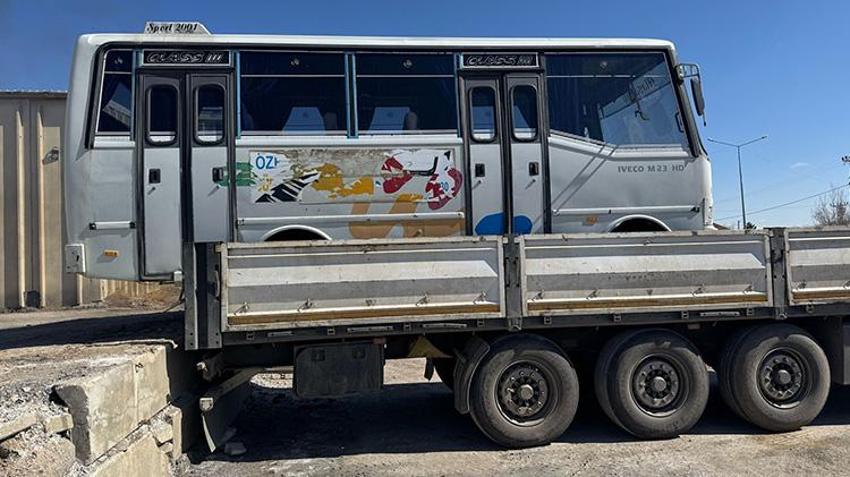 Van'da ilginç takas! Emektar midibüsünü iPhone 15 Pro ile takas etti