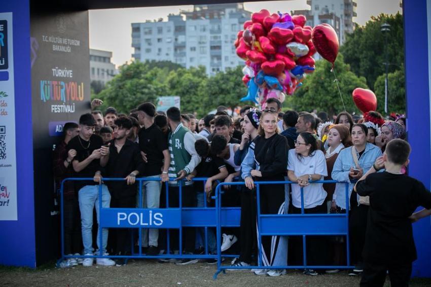 Konsere maraton koşar gibi koştular! Her şey ön sırayı kapmak için
