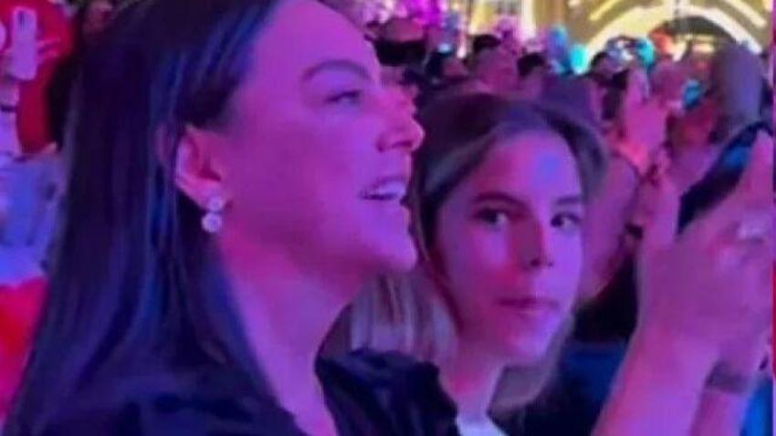 Ebru Gündeş'in kızı, yıllar sonra konserde ortaya çıktı!