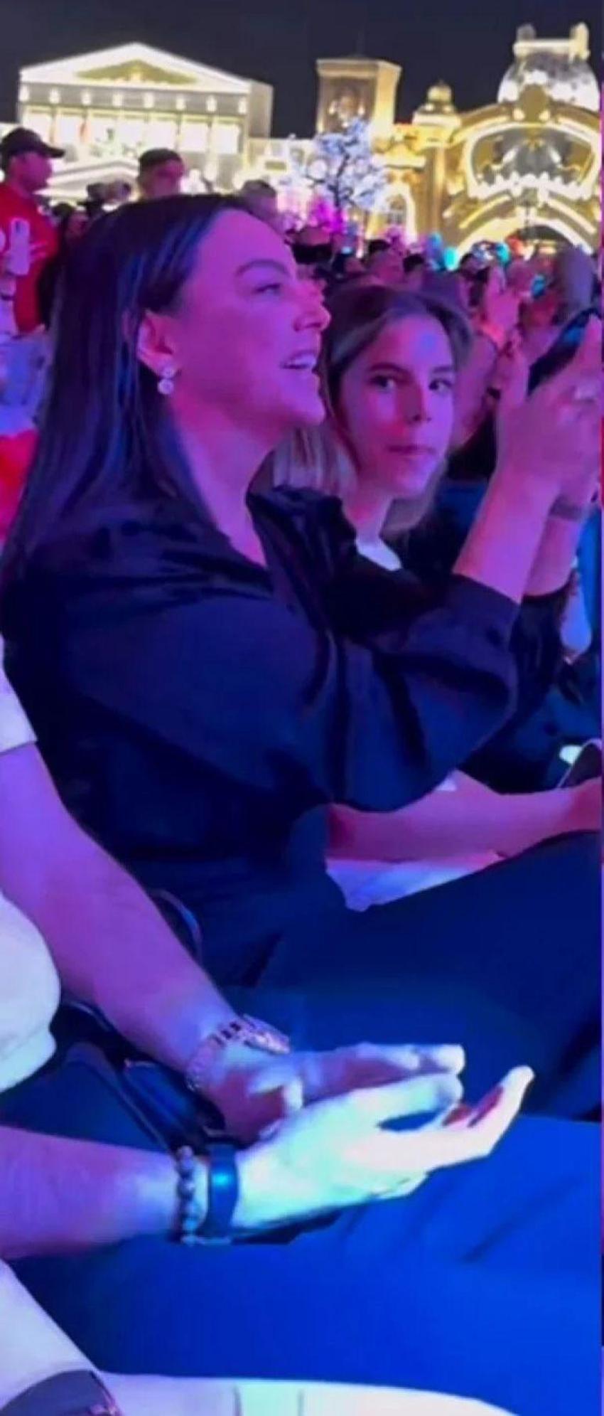 Ebru Gündeş'in kızı, yıllar sonra konserde ortaya çıktı!