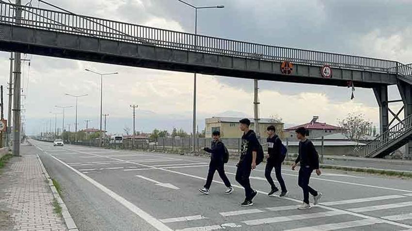 3 lisenin olduğu yerde bulunan üst geçit yol uzuyor diye kullanılmıyor! 'Bugüne kadar aksesuar olarak kullanılmış'
