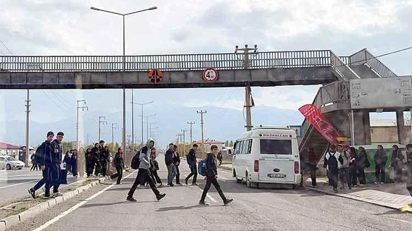3 lisenin olduğu yerde bulunan üst geçit yol uzuyor diye kullanılmıyor! 'Bugüne kadar aksesuar olarak kullanılmış'
